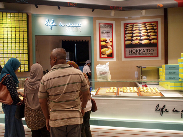 There's no queues at Hokkaido Baked Cheese Tart outlet at AEON Mall Shah Alam