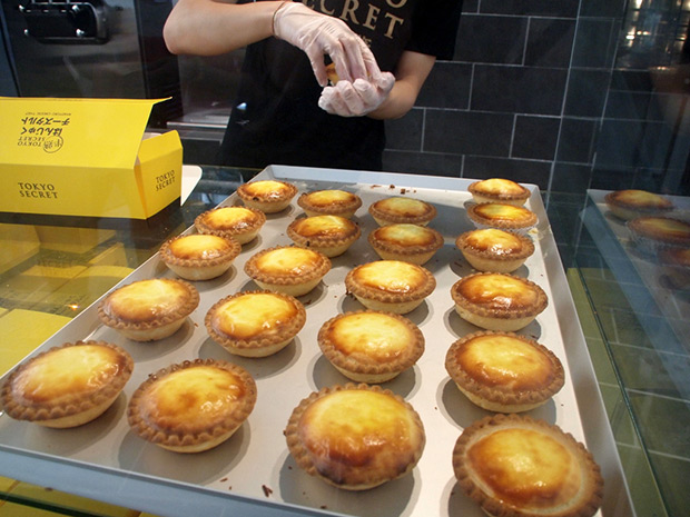 Packing Tokyo Secret Hanjyuku cheese tarts when they are hot from the oven