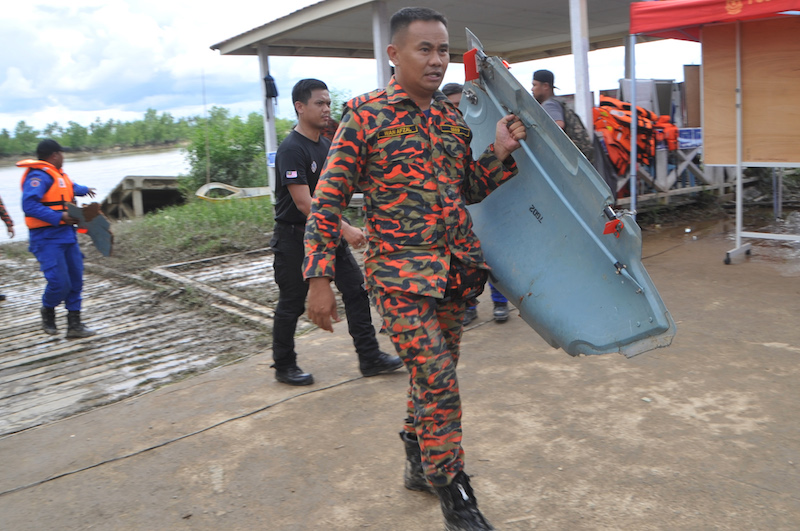 Search team personnel carry debris recovered from the scene of the helicopter crash in Lingga May 8, 2016. u00e2u20acu201d Picture by Azinuddin Ghazali