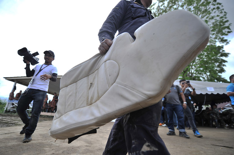 Search team personnel carry debris recovered from the scene of the helicopter crash in Lingga May 8, 2016. — Picture by Azinuddin Ghazali