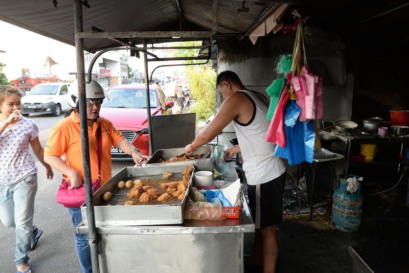 Deepfried snacks kuih kodok, banana fritters, sweet potatoes and an assortment of snacks at Weld Quay. ― Picture by KE Ooi