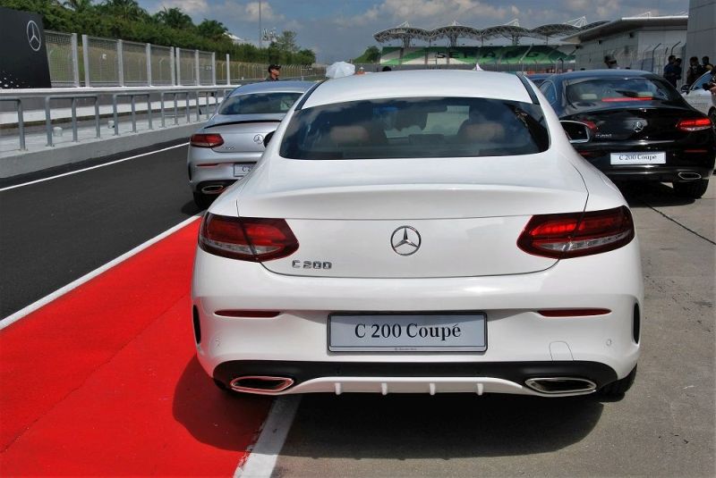 Mercedes-Benz is setting the pace in the field of aerodynamics and offers the C Class with the best drag coefficients in almost all vehicle categories.