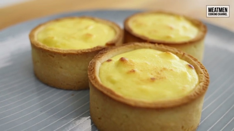 This clip by YouTube channel The Meat Men will show you how to easily whip up tasty durian cheese tarts.