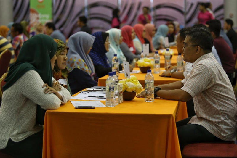 Daripada sembilan sesi, termasuk yang terbaru di Kuala Lumpur pada 14 Mei lalu, tiga pasangan berjaya diikat dalam perkahwinan dan pertunangan, kata Halal Speed Dating. u00e2u20acu201d Foto-foto oleh Saw Siow Feng   