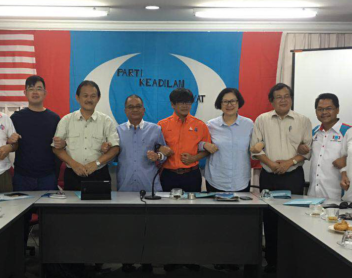 Sabahu00e2u20acu2122s Pakatan Harapan leaders, PKR chairman Datuk Lajim Ukin (third left) DAP chairman Stephen Wong (second left), Amanah deputy chairman Alias Sani (fourth left) said they would ensure straight fights against BN in GE14. u00e2u20acu201d Picture by Julia Chan 