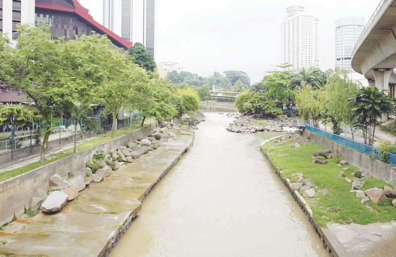 The outlets of drains are said to be often submerged in Sungai Gombak, preventing water from flowing into the river. u00e2u20acu201d Malay Mail pic