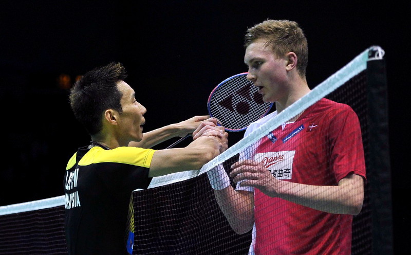 Datuk Lee Chong Wei (left) accepts congratulations from defeated Denmarku00e2u20acu2122s Viktor Axelsen in the semi-finals of the Thomas Cup in Kunshan Sports Centre, May 20, 2016. u00e2u20acu201d Bernama pic