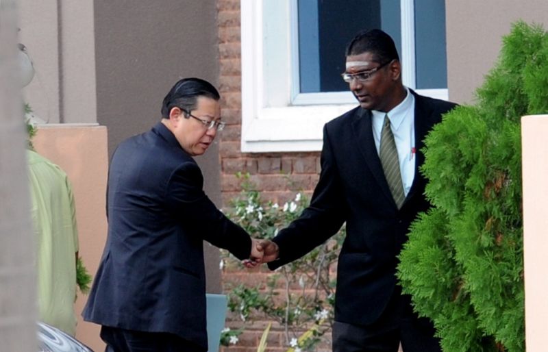 Lim Guan Eng (left) shakes hands with lawyer RSN Rayer (right) at the Penang office of the Malaysian Anti-Corruption Commission, May 7, 2016. u00e2u20acu2022 Bernama pic