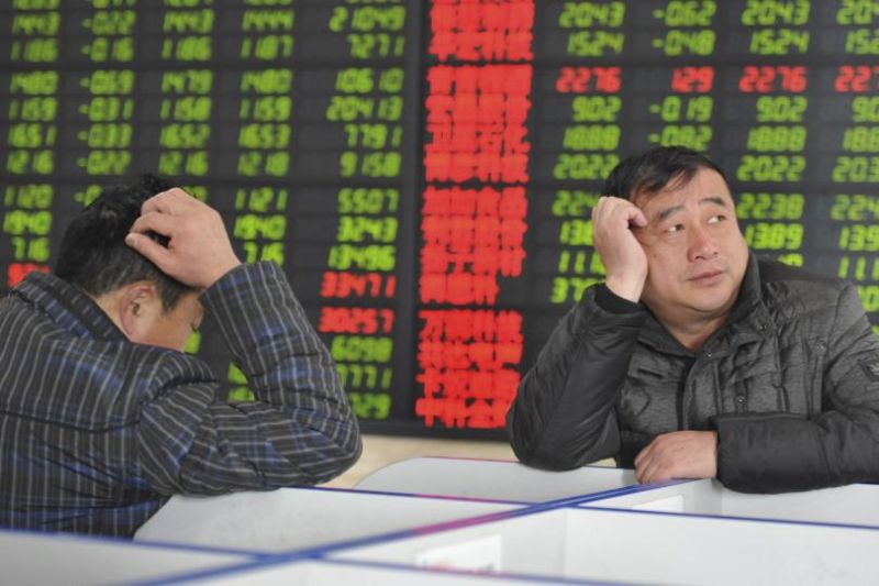 Investors react in front of an electronic board showing stock information at a brokerage house in Fuyang, Anhui province, Feb. 21, 2013.PHOTO: REUTERS/CHINA DAILY