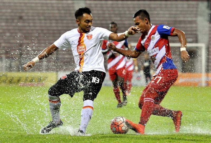 Pemain Kuala Lumpur Muhammad Hafis (kiri) cuba melarikan bola dari pemain Sime Darby FC Muhammad Juzaili Samion pada perlawanan liga Perdana di Stadium Perbandaran Selayang 17 Mei 2016. u00e2u20acu201d Foto Bernama