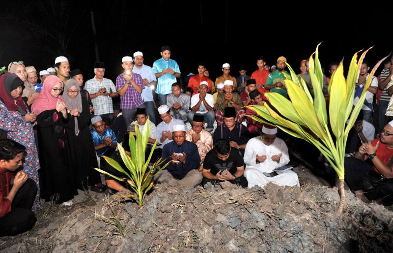 Datuk Noriah Kasnonu00e2u20acu2122s remains were buried at about 2am at her birth place after the funeral prayer was held at the Ar Rahmah Mosque, Batu 12 here. u00e2u20acu2022 Bernama pic