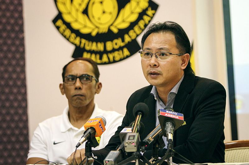 Ketua Jurulatih kebangsaan bolasepak negara, Datuk Ong Kim Swee (kanan) memberi penerangan kepada wartawan mengenai kedudukan pasukan Harimau Malaysia pada sidang media bulanan skuad kebangsaan di Wisma FAM, Petaling Jaya, 18, Mei, 2016. u00e2u20acu201d Foto Bernama