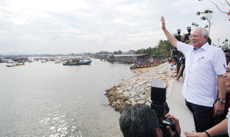 Prime Minister Datuk Seri Najib Razak waving to the procession of fishing boats after launching the Kuala Nerus Akuapolitan project in Seberang Takir, Terengganu May 23, 2016. u00e2u20acu201d Bernama pic