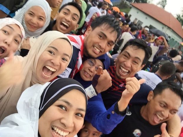Azmir Zainul Abidin (centre) celebrates with his family after his two tries earned Malaysia their maiden ARC Divison 1 title following a 40-20 win over Singapore. u00e2u20acu201d Malay Mail pic