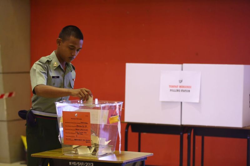 A military personnel casts his ballot during early voting for the Sarawak election, at Dewan Bakuva in Kem Penrissen, Kuching May 3, 2016. u00e2u20acu2022 Picture by Ahmad Zamzahuri