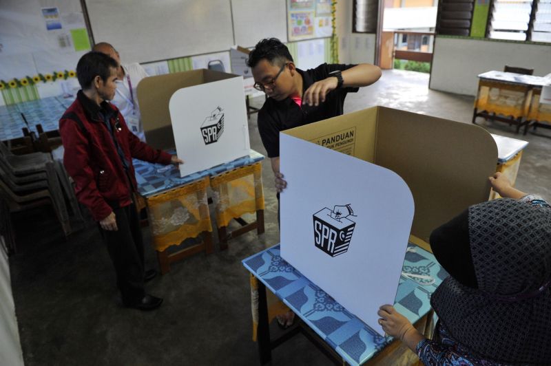 Elections Commission personnel prepare election booths at a polling centre in Sarawak. Picture released May 7, 2016. u00e2u20acu2022 Bernama pic