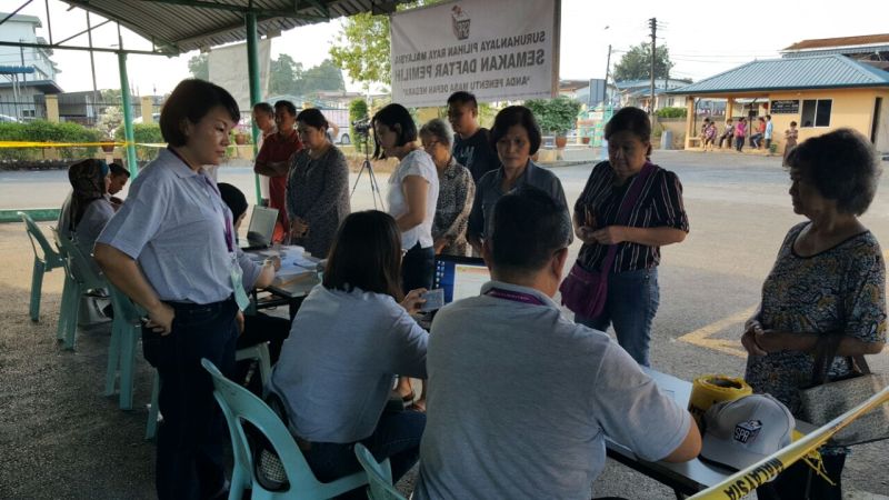 Voters check their names at the Election Commission counter at SMK Bandar Kuching, Kenyalang Park, May 7, 2016. u00e2u20acu2022 Picture by Sulok Tawie 