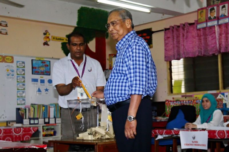 Tan Sri Adenan Satem casts his vote at SK Merpati Jepang in Kuching, May 7, 2016. u00e2u20acu2022 Picture by Ahmad Zamzahuri