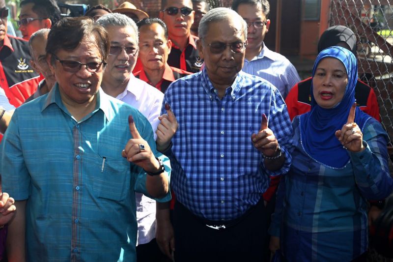 Datuk Seri Abang Johari Openg (left) and Tan Sri Adenan Satem (centre) display their ink-stained fingers after voting at SK Merpati Jepang in Kuching, May 7, 2016. u00e2u20acu2022 Picture by Ahmad Zamzahuri
