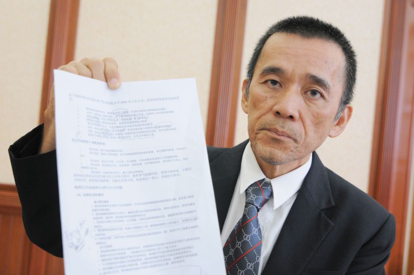 Tanjung Bungah assemblyman Teh Yee Cheu showing a copy of the pledge that he claimed DAP candidates made back in 2008,  May 18, 2016. u00e2u20acu2022 Picture by KE Ooi