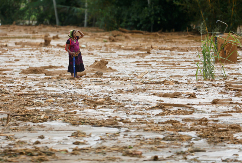 A woman reacts as she inspects the site of a landslide at Elangipitiya village in Aranayaka, Sri Lanka May 19, 2016. u00e2u20acu201d Reuters pic