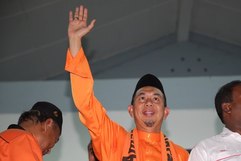 Parti Amanah Negarau00e2u20acu2122s Sungai Besar chairman Azhar Ab Shukur is announced as the partyu00e2u20acu2122s candidate for the Sungai Besar by-election, at Dewan Seri Sekinchan, in Pekan Sekinchan June 1, 2016. u00e2u20acu201d Picture by Choo Choy May