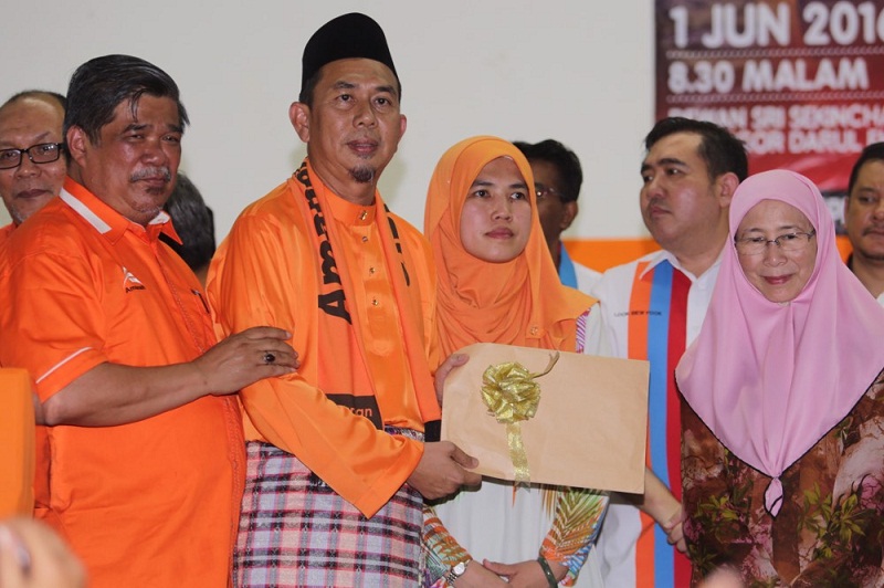 Azhar Shukur (front row, second from left) is expected to face two state lawmakers in the battle for Sungai Besar — Barisan Nasional’s (BN) Budiman Mohd Zohdi, who is also Sungai Panjang assemblyman, and PAS’s Meru assemblyman Dr Abdul Rani Osman. — Picture by Choo Choy May