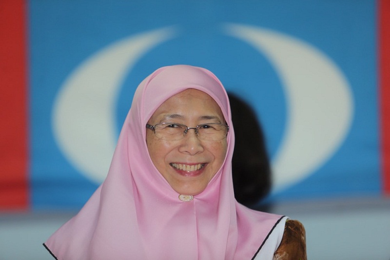 PKR President Datuk Seri Dr Wan Azizah Wan Ismail at Dewan Seri Sekinchan, in Pekan Sekinchan June 1, 2016. u00e2u20acu201d Picture by Choo Choy May