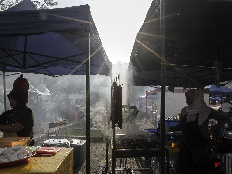 A stallholder  prepares barbequed meat at a Ramadan bazaar in Shah Alam, May 8, 2016. u00e2u20acu201d Picture by Yusof Mat Isa