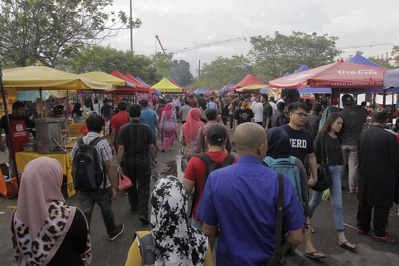 Customers buying food at a Ramadan bazaar in Shah Alam, May 8, 2016. u00e2u20acu201d Picture by Yusof Mat Isa