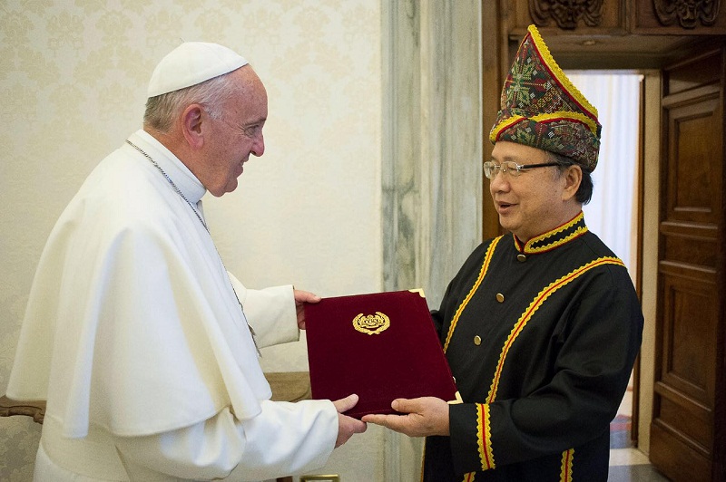 Malaysian Ambassador to the Holy See, Tan Sri Bernard Dompok (right), receiving his credentials from Pope Francis in the Vatican. u00e2u20acu201d Picture courtesy of Wisma Putra 