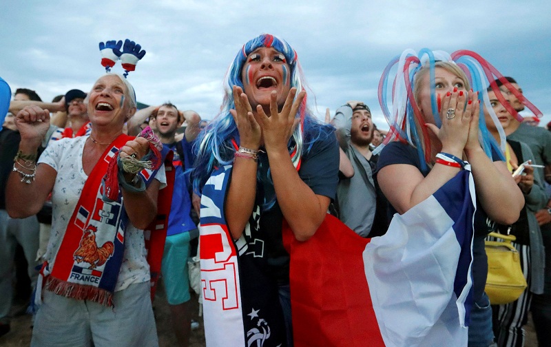 France fans react after goal as they watch the France v Romania during the Euro 2016 Group A football match, in Nice, France, June 10, 2016. u00e2u20acu201d Reuters pic