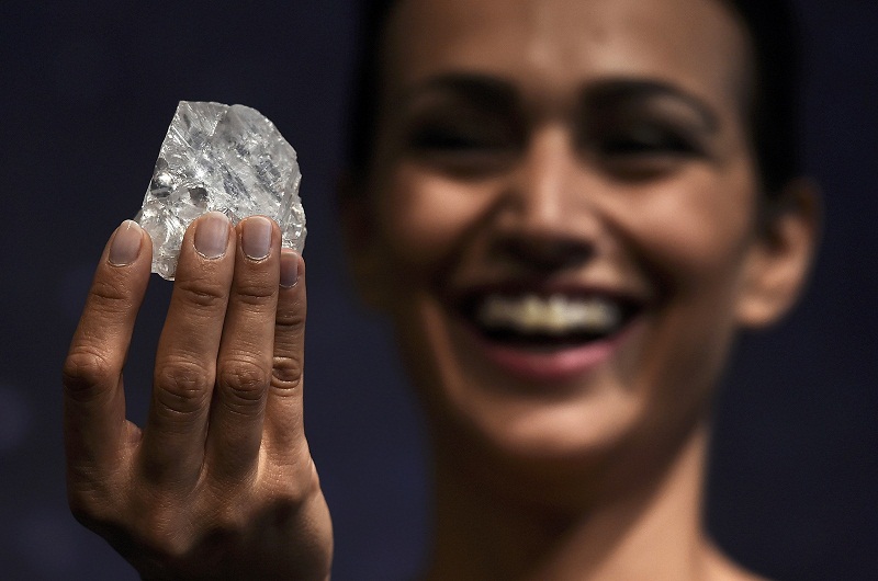 A model shows off the 1109 carat u00e2u20acu02dcLesedi La Ronau00e2u20acu2122, the largest gem quality rough diamond discovered in over 100 years during a sale preview at Sothebyu00e2u20acu2122s auction house in London, Britain, June 14, 2016. u00e2u20acu201d Reuters pic