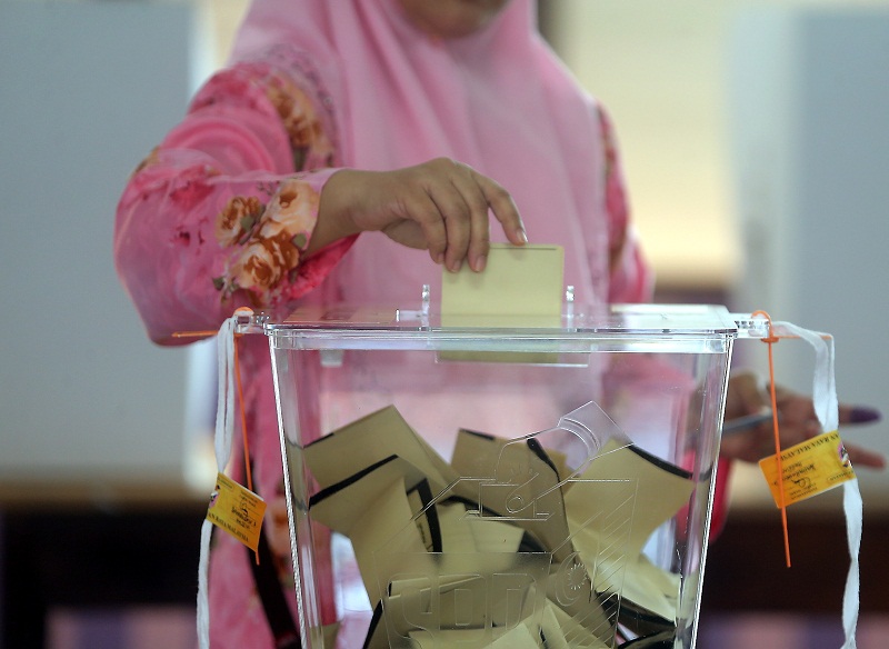 A voter casting his vote in the ballot box at the SMK Raja Muda Musa which is one of the voting centre in Manong constituency, June 18, 2016. u00e2u20acu201d Picture by Farhan Najib Yusoff
