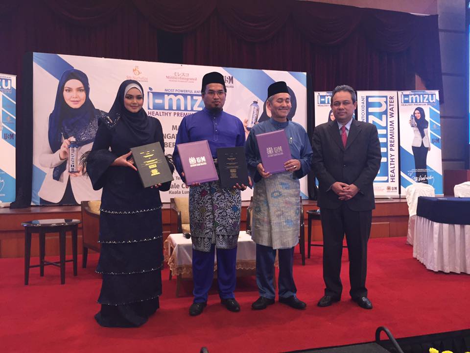 Datuk Siti Nurhaliza (left)  with USMu00e2u20acu2122s top officials and Miresco Integrated Sdn Bhd at the signing of the official agreement to promote I-Mizu water at the Royale Chulan Hotel yesterday. u00e2u20acu201d Picture from Hafiz Meah Ghouse Meah/USMu00e2u20acu2122s Official Facebook