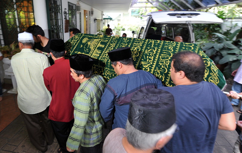 The body of Tan Sri Abdullah Ahmad, who died at the Pantai Medical Centre, arrived at his home in Lorong U Thant One, Kuala Lumpur, June 12, 2016. u00e2u20acu201d Bernama pic