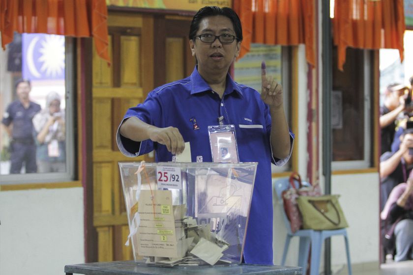 BN candidate, Budiman Mohd Zohdi casts his ballot during the PRK Sungai Besar at Sekolah Kebangsaan Sungai Limau, June 18, 2016. u00e2u20acu201d Picture by Yusof Mat Isa