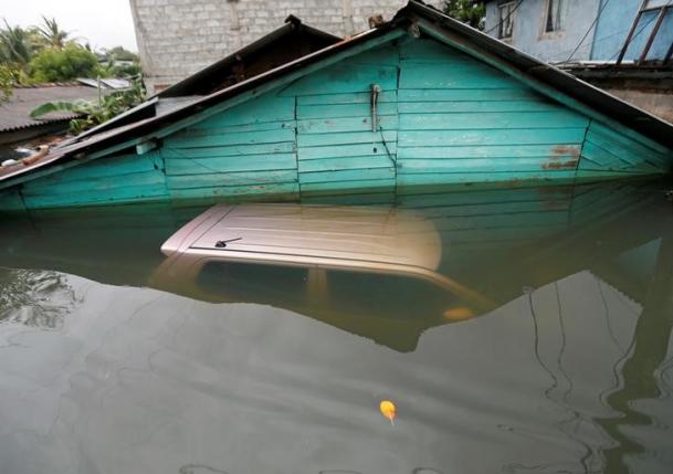 A car under water on a flooded road in Wellampitiya, Sri Lanka, May 21, 2016, after a deadly cyclone hammered South Asia. REUTERS/DINUKA LIYANAWATTE