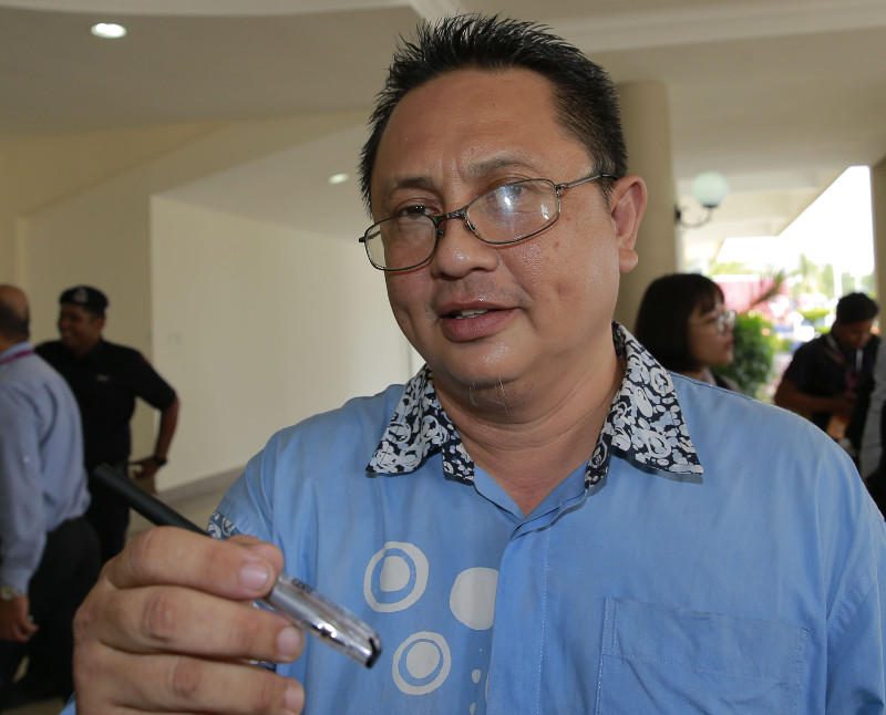 Independent candidate Izat Bukhary Ismail Bukhary is pictured at the nomination centre for the Kuala Kangsar by-election, June 5, 2016. u00e2u20acu201d Picture by Marcus Pheong