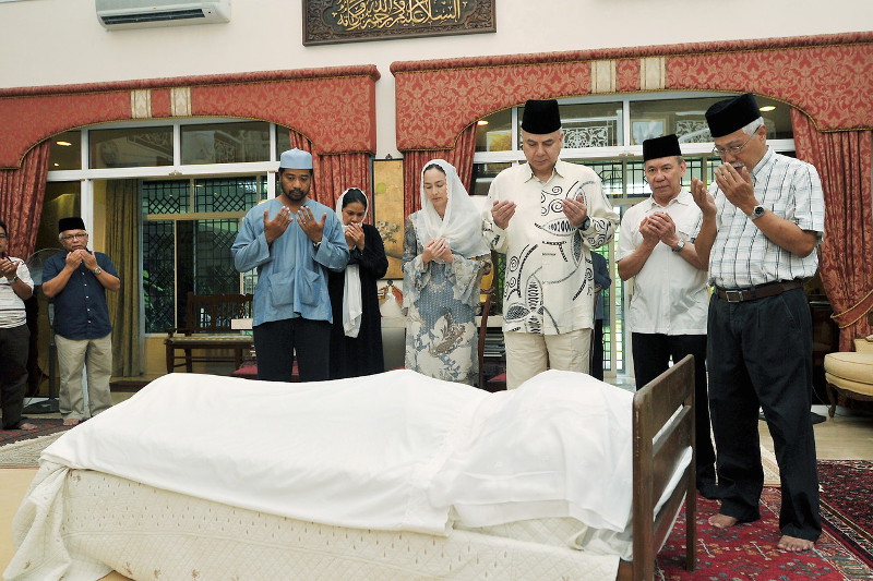 Sultan of Perak, Sultan Nazrin Shah and Raja Permaisuri Perak Tuanku Zara Salim paying respects to the late Tan Sri Abdullah Ahmad, at his home in Kuala Lumpur, June 12, 2016. u00e2u20acu201d Bernama