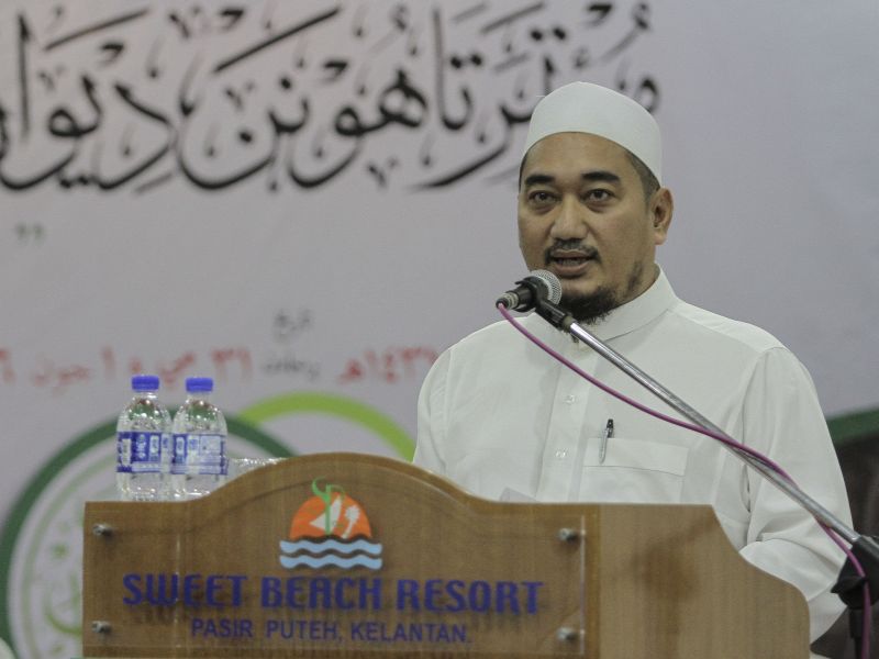 Sarawak delegate Wan Abdillah Wan Ahmad speaks during 55th PAS Ulama Muktamar in Pasir Puteh, Kelantan,  June 1, 2016. u00e2u20acu2022 Picture by Yusof Mat Isa