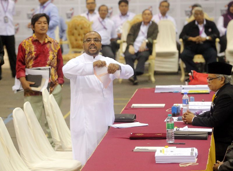 Datuk Abu Backer Sidek Mohammad Zan tore his nomination papers in front of the by-election returning officer Mior Muhammad Jamil Mior Zakaria. u00e2u20acu2022Picture by Marcus Pheong