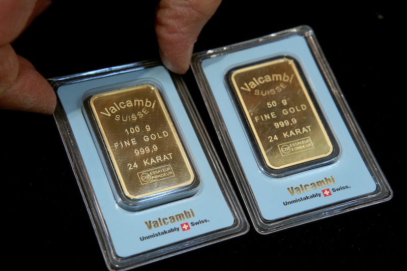 A Kuwaiti jeweller displays gold bars at his shop in downtown Kuwait City on March 18, 2016. nu00e2u20acu201d Reuters pic
