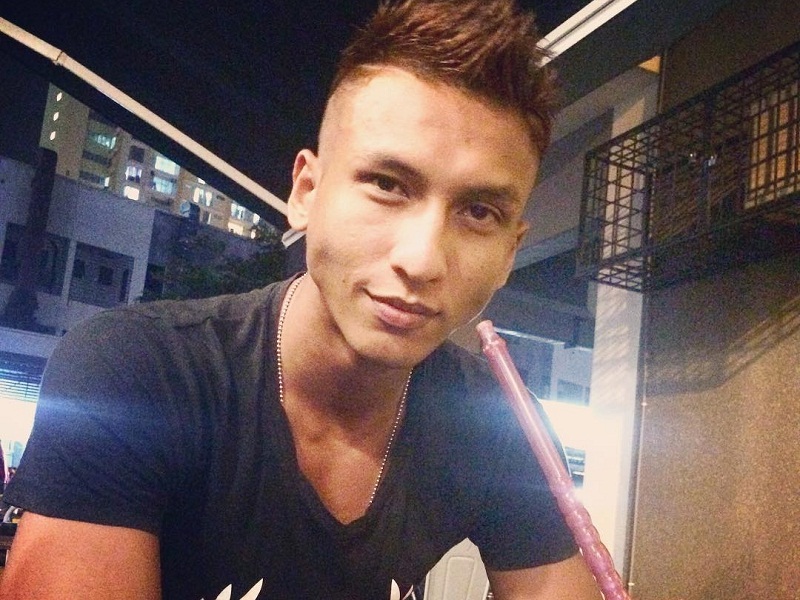 Ahya Rosli menumbuk mangsa di tempat letak kereta gelanggang futsal Sentral Mark, Setapak. u00e2u20acu201d Foto ihsan Instagram/Ahya Rosli