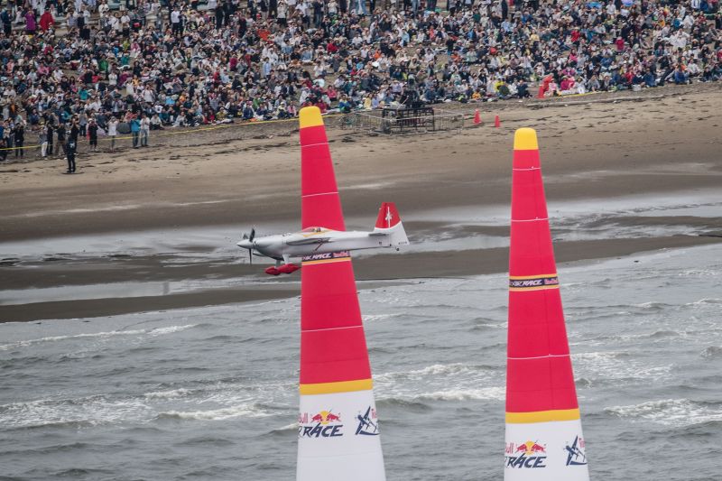 Yoshihide Muroya of Japan performs, Red Bull Air Race World Championship, Chiba, Japan, June 5, 2016. Ju00c3u00b6rg Mitter/Red Bull Content Pool/Reuters pic
