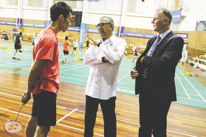 Al Amin (centre) and Podium Programme director Tim Newenham chat with Chong Wei yesterday. u00e2u20acu2022 Bernama pic