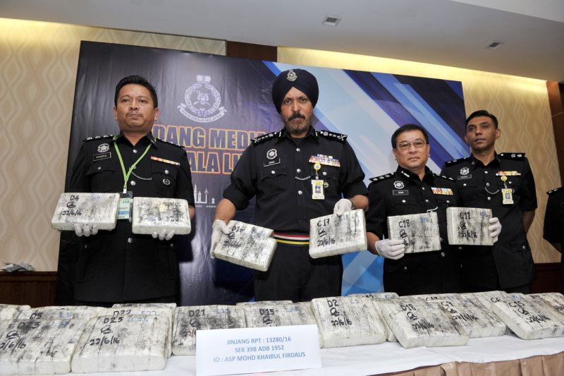 Ketua Polis Kuala Lumpur Datuk Amar Singh Ishar Singh (dua, kiri) bersama pegawainya menunjukkan ketulan mampat dadah jenis ganja yang dirampas semalam dalam satu operasi khas pada sidang media di Ibu Pejabat Kontijen Kuala Lumpur semalam. u00e2u20acu2022 Foto Bernam