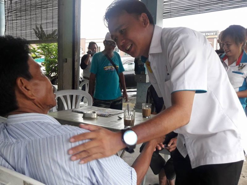 Sarawak PKR member Bill Kayong speaks to resident in in Bekenu town. ― Picture taken from Bill Kayong's Facebook page