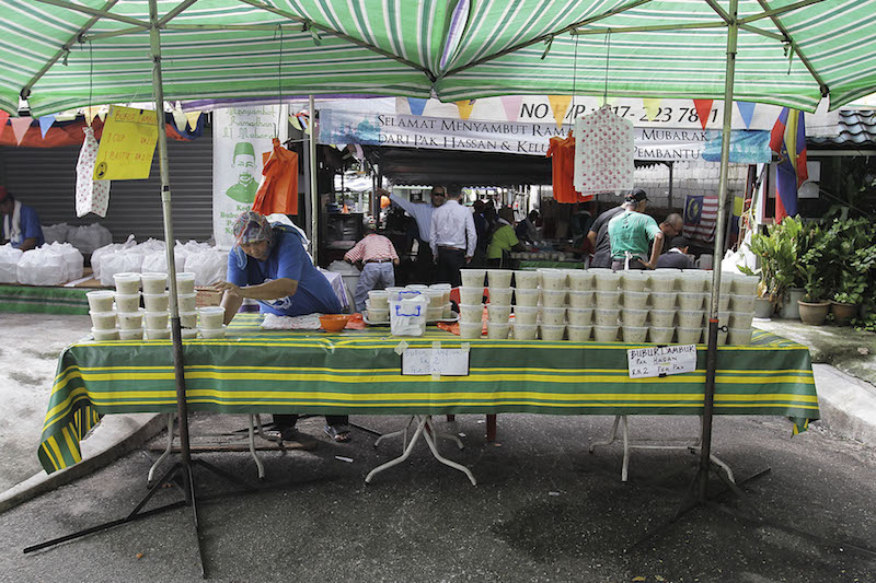 As many as 15,000 packets are either sold or distributed each day from Pak Hassan’s stall.