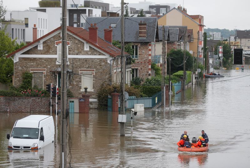 Rescue workers from the French u00e2u20acu02dcSecurite Civileu00e2u20acu2122 on small boats attend an evacuation operation for residents on the edge of the Seine river in Juvisy-sur-Orge, near Paris, June 3, 2016. REUTERS/Christian Hartmann